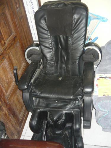 Se vende sillas de masaje grande color negra  - Imagen 1
