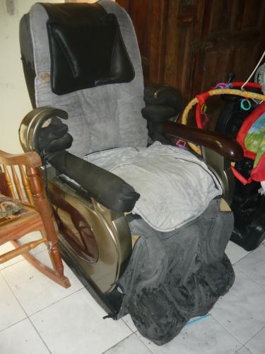 Se vende sillas de masaje grande color negra  - Imagen 2