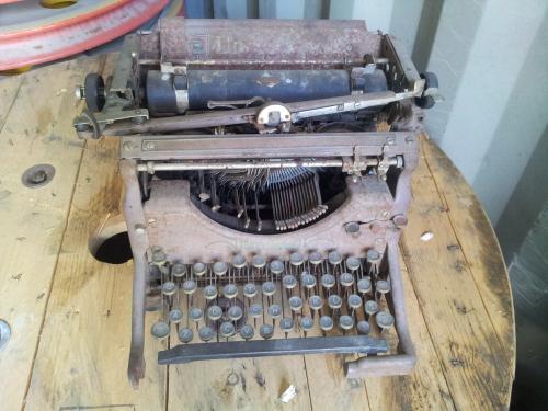 Vendo maquina de escribir antigua - Imagen 1