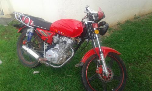 Se vende  moto color  rojo marca  jaguar con  - Imagen 3